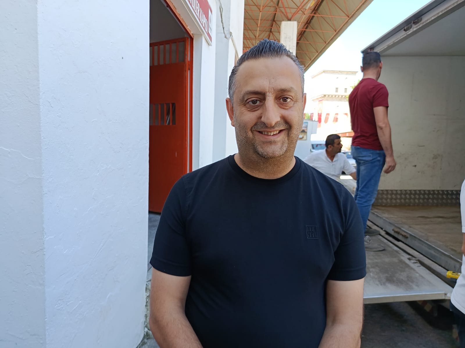 Edirne'de 3-4-5 Temmuz 2026 tarihlerinde düzenlenecek 665. Tarihi Kırkpınar Yağlı Güreşleri için Trakya Birlik tarafından gönderilen 2 ton zeytinyağı belediye ekiplerine teslim edildi.